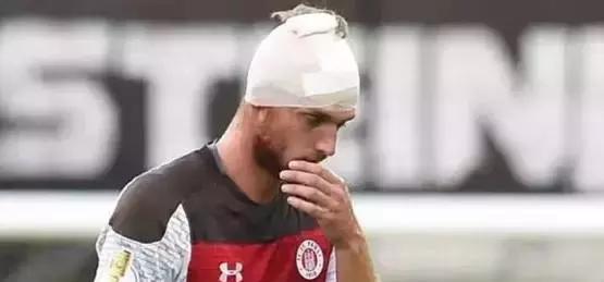 莱万在比赛 莱万在比赛